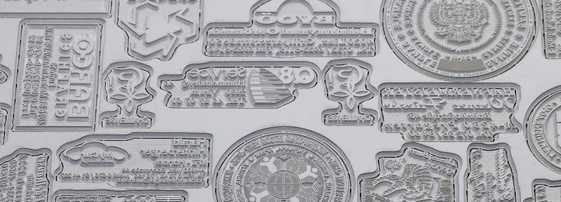Lasergravierte Gummiplatte mit vielen ausgeschnittenen Stempelmotiven